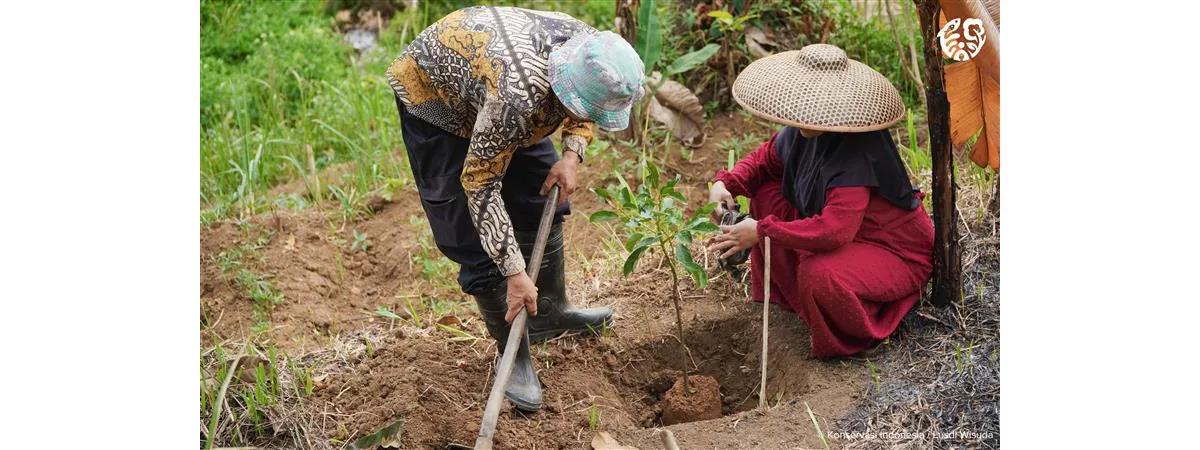 Community members in West Java, Indonesia, planting trees to help restore their local watershed as part of our conservation project.