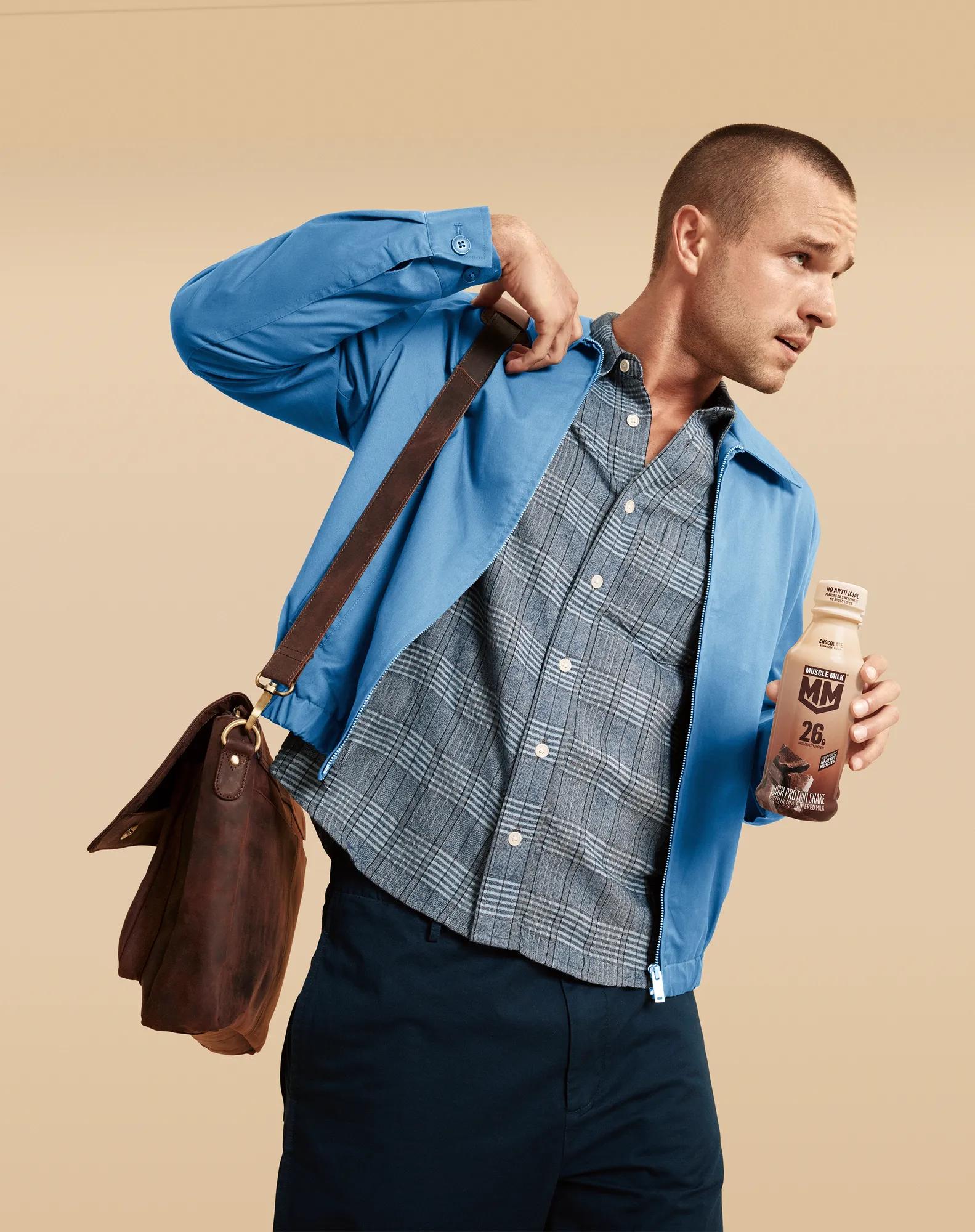 muscle-milk-chocolate-man-carrying-bag-lifestyle